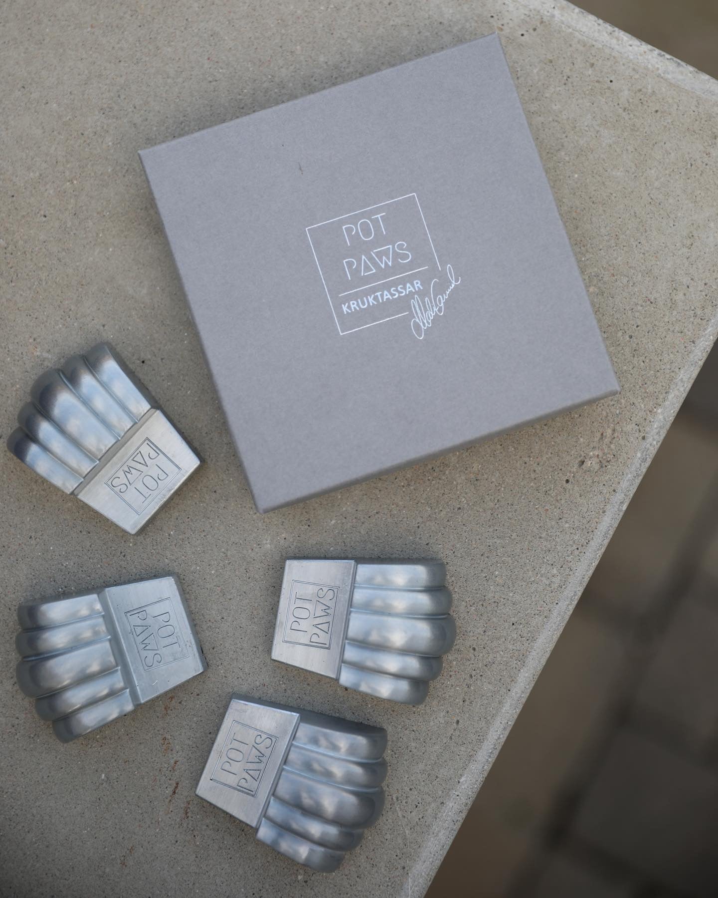 Pot Paws kruktassar with branded gift box on concrete surface