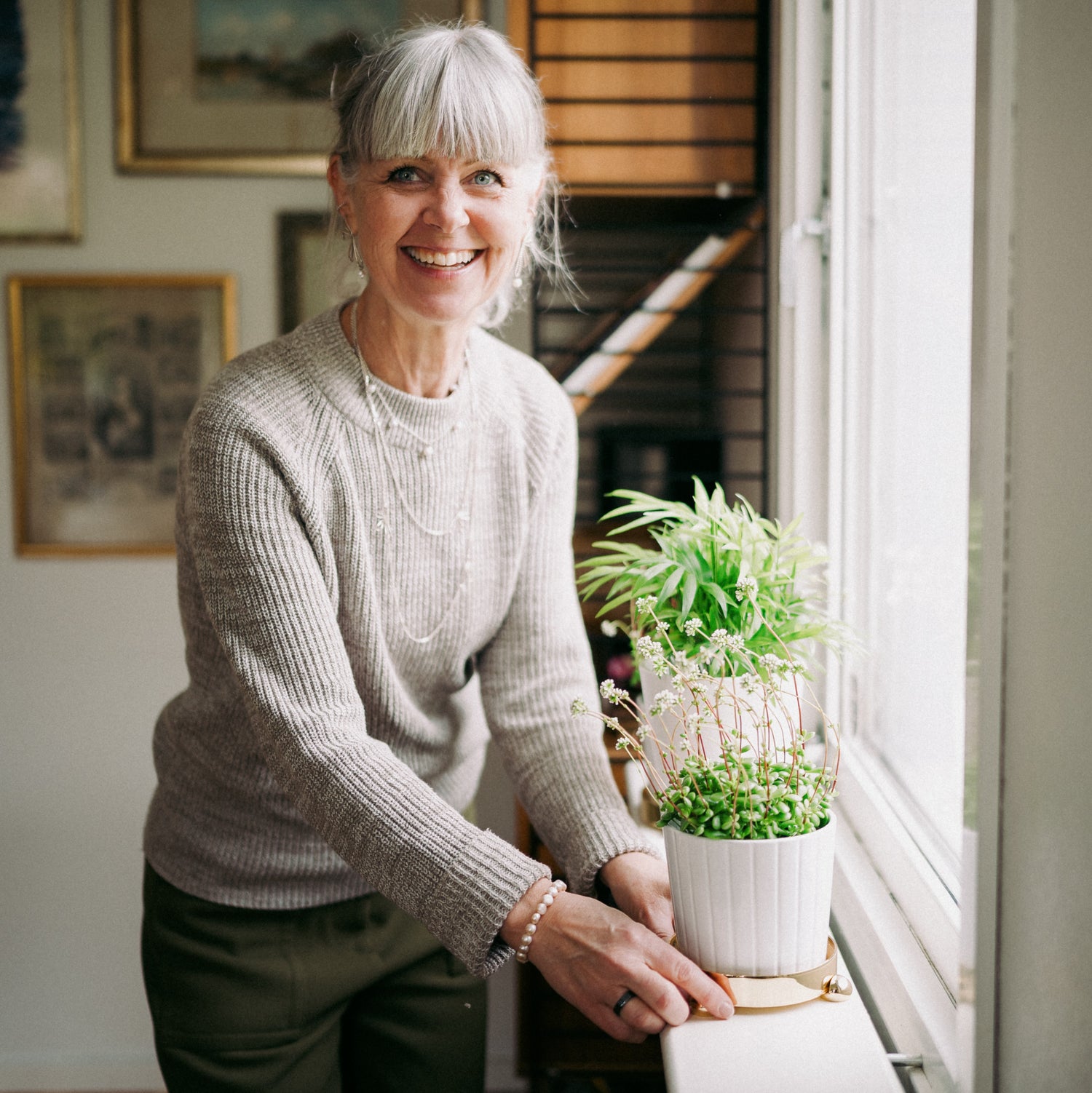 Person vid Pot Paws monter med skylt om kruktassar i svensk design