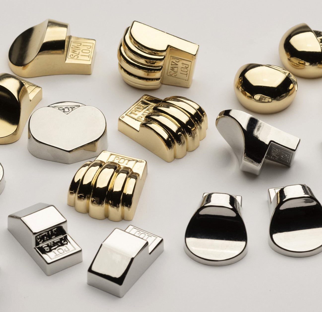 “Gold and silver Pot Paws kruktassar in various decorative designs”