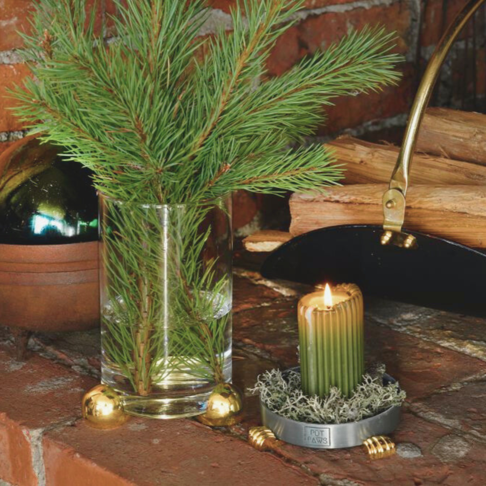Vas med granris och krukfötter, ljusfat och kruktassar i svens design från pot paws.
